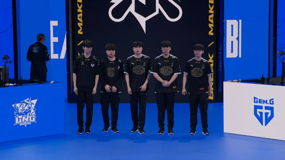 他用自己的 他用自己的